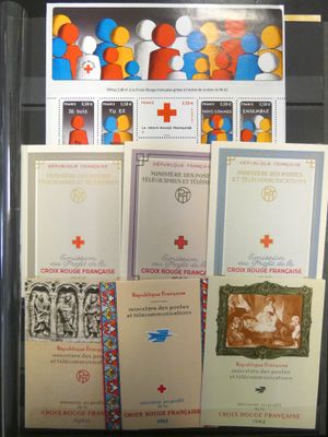 une vitrine contenant tout un tas de cartes