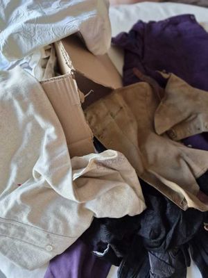 une pile de vêtements sur un lit