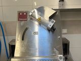 une machine posée sur le comptoir d'une cuisine