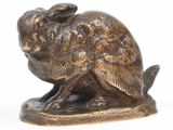 une statue en bronze représentant un lapin sur fond blanc