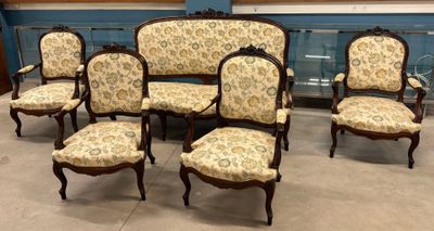 plusieurs chaises et une table dans une pièce aux murs bleus