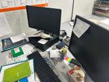 un bureau sur lequel sont posés deux écrans d'ordinateur et un clavier
