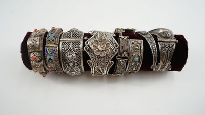 Un lot de 8 bracelets en métal Afrique du Nord - Photo 1