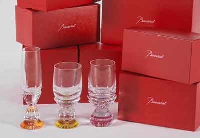 quatre verres à vin et une boîte sur la table