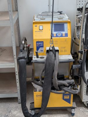une machine à laquelle est raccordé un tuyau à l'arrière