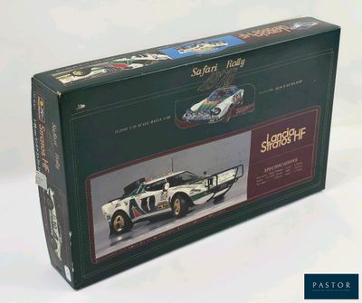 la boîte est ouverte pour montrer la maquette d'une voiture de sport