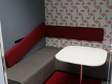 une photo d'une petite pièce avec un canapé et une table