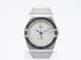 une image d'un gros plan d'une montre-bracelet sur une surface blanche