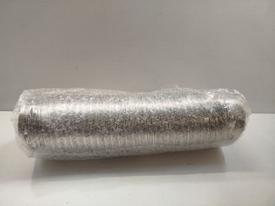 un rouleau de papier d'aluminium emballé dans du film plastique posé sur une table