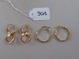 trois paires de boucles d'oreilles créoles en or avec leur étiquette de prix