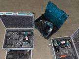 trois valises ouvertes posées par terre, contenant des outils