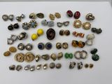 gros plan d'une table sur laquelle sont posés des bijoux