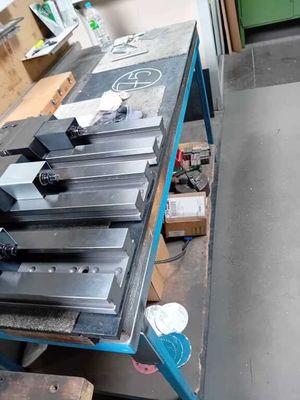 une table sur laquelle sont posées plusieurs pièces métalliques