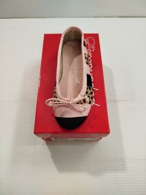 une boîte à chaussures rose et noire, sur laquelle est posée une chaussure à imprimé léopard