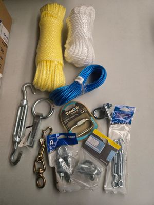 du matériel disposé sur une table, comprenant une paire de ciseaux, une corde, une paire de ciseaux, une paire de ciseaux et une paire de ciseaux