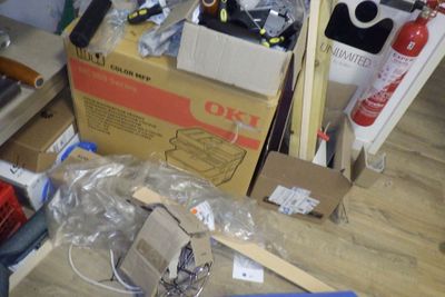 un tas d'objets divers posés sur un plancher en bois