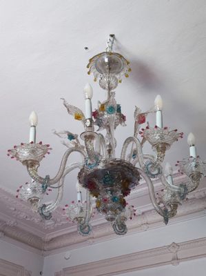un lustre suspendu au plafond d'une pièce