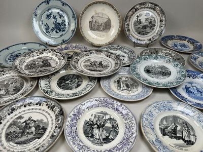 un grand nombre d'assiettes posées sur une table