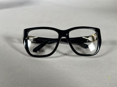 une paire de lunettes posée sur une surface blanche