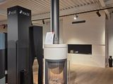 un poêle à bois au milieu d'une grande pièce
