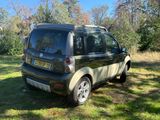 une petite voiture garée dans l'herbe