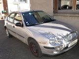 une voiture argentée garée sur le bord de la rue