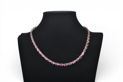 COLLIER en or blanc 585 millièmes griffé de 46 saphirs rose …