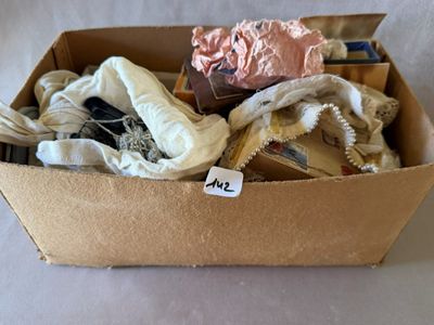 une boîte en carton remplie d'objets hétéroclites sur une table
