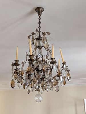 un lustre suspendu au plafond d'une pièce