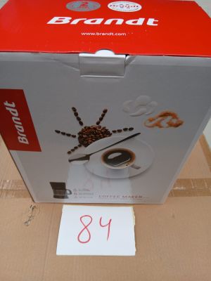 emballage d'une boîte de café sur laquelle est posée une araignée