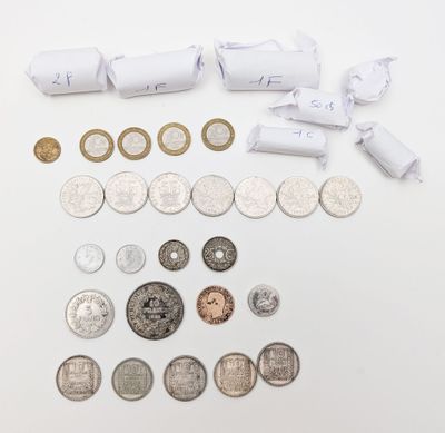 beaucoup de pièces et un rouleau de papier sur la table