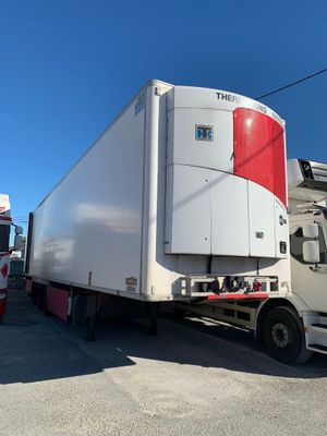 deux camions garés l'un à côté de l'autre sur un parking