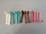 cinq couleurs différentes de porte-tubes posés sur une table