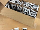 trois tubes de dentifrice dans une boîte en carton posée sur une table