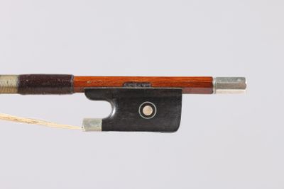 an image of a violin bow with a wooden handle on a white background