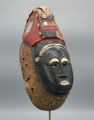 Intéressant masque en bois mi-lourd richement polychrome fig…