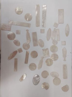 une photo d'un réfrigérateur recouvert de nombreux aimants