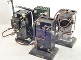trois téléphones à l'ancienne posés sur un plan de travail blanc