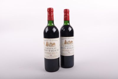 deux bouteilles de vin posées l'une à côté de l'autre sur une surface blanche