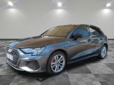 une Audi grise garée dans un showroom au sol carrelé