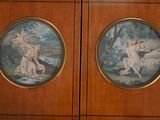 deux photos encadrées représentant une femme et un enfant dans un décor boisé