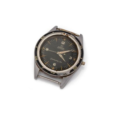 une montre posée sur une table