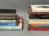 plusieurs livres sont empilés sur une table