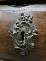 Commode galbée en noyer mouluré, ouvrant à 4 tiroirs sur 3 r… (photo 5)