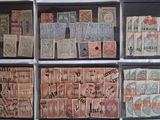 Plusieurs types de timbres sont exposés dans une vitrine.