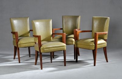 trois fauteuils en cuir vert avec des pieds et des accoudoirs en bois