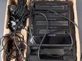 une boîte contenant tout un tas d'appareils électroniques