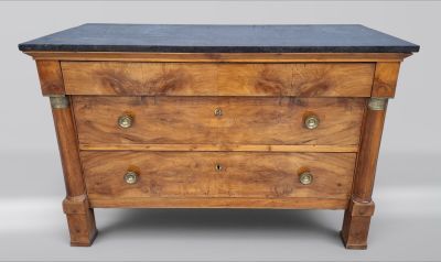 une petite commode en bois avec un plateau en marbre