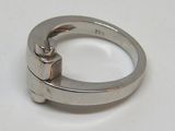 une photo d'une bague en argent sertie d'un diamant