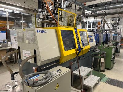 une machine placée au milieu d'une pièce